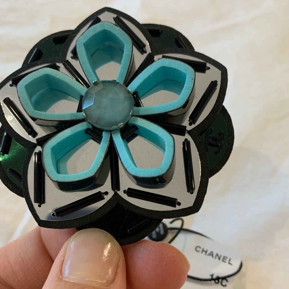 Chanel broach - Picture 5 of 9